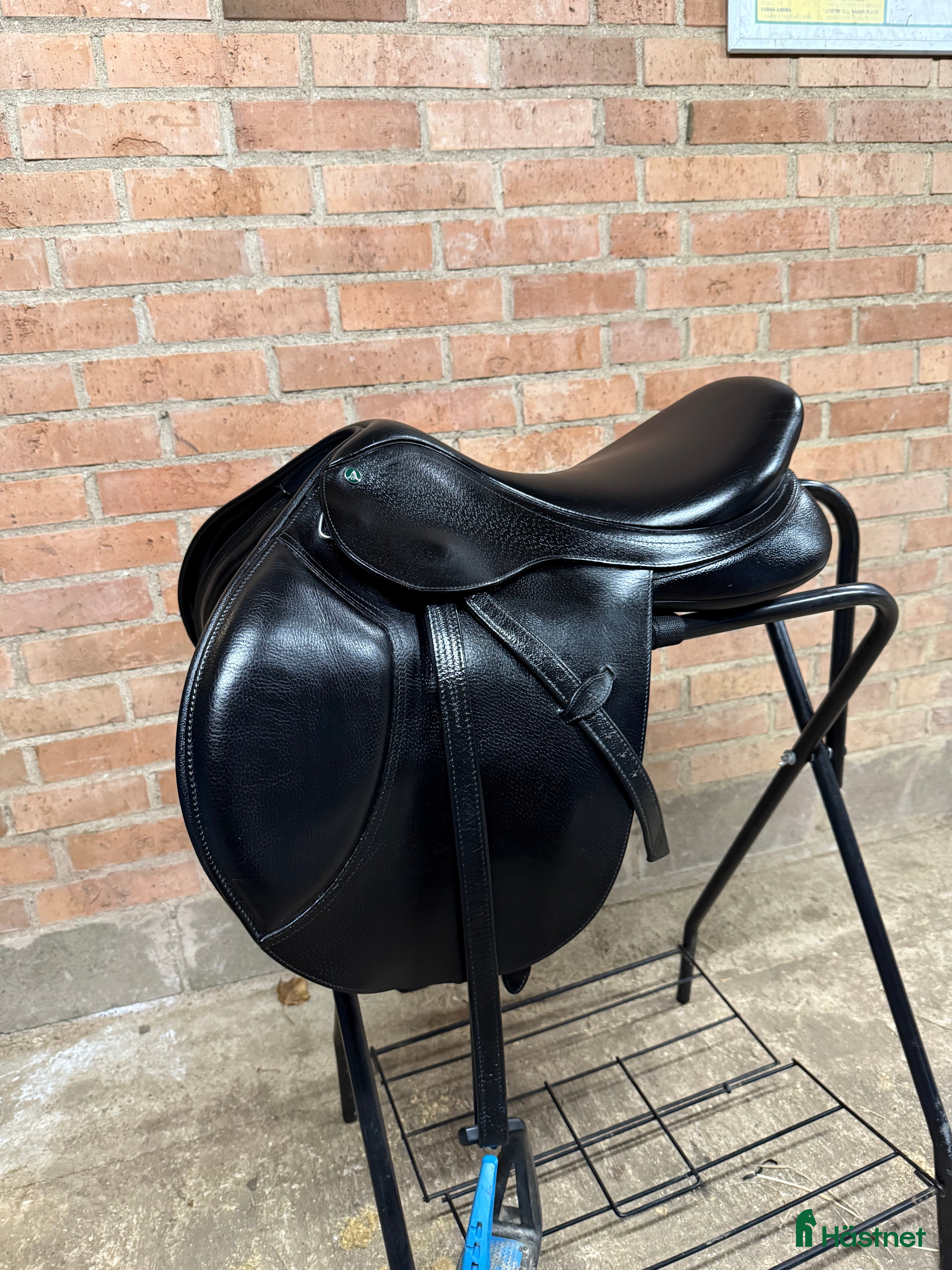 Sadlar hästutrustning till salu: Arena Jump-sadel 16,5" – Svart, i fint skick i Klågerup - Annons 14