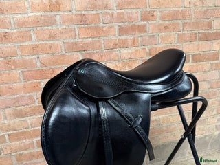 Sadlar hästutrustning till salu: Arena Jump-sadel 16,5" – Svart, i fint skick i Klågerup - Annons 14