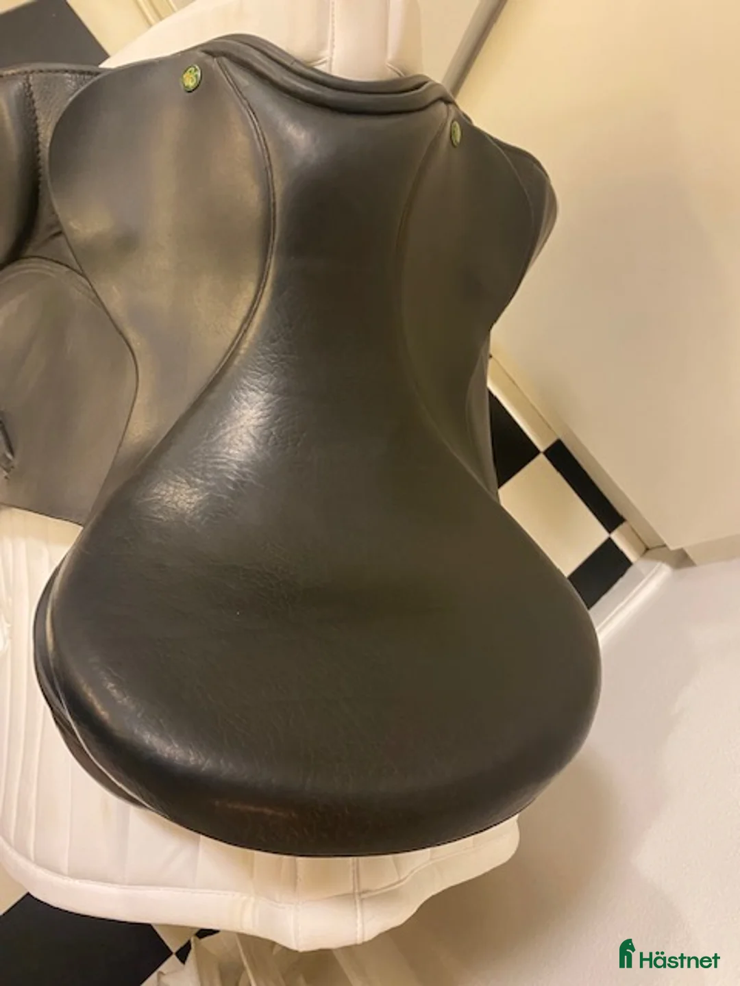 Sadlar hästutrustning till salu: Crown Ideal dressyrsadel 17 tum vid bom i Årsta - Annons 2