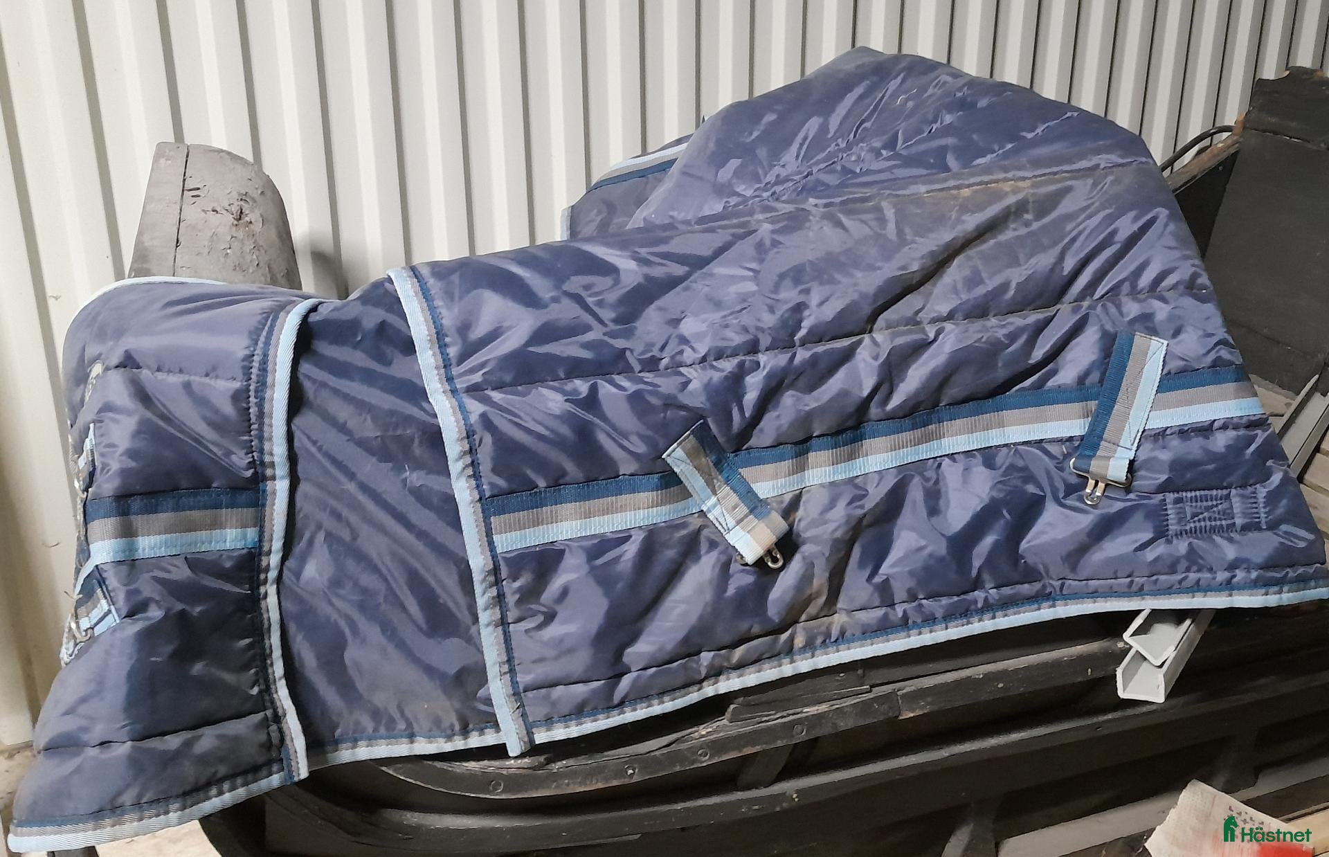 Täcken hästutrustning 125 cm fodrat oanvänt stalltäcke - Annons 10