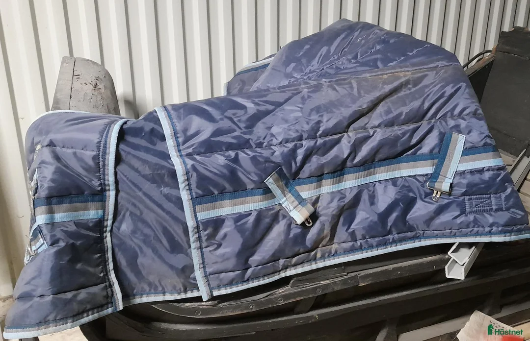 Täcken hästutrustning till salu: 125 cm fodrat oanvänt stalltäcke - Annons 1