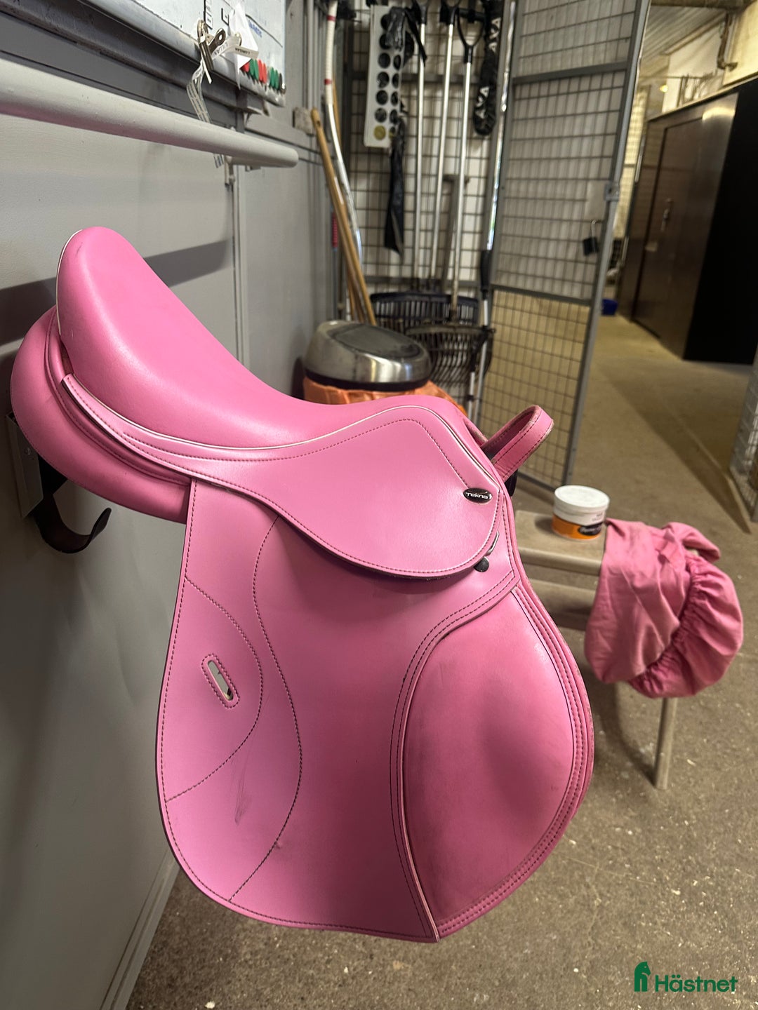 Sadlar hästutrustning till salu: 🩷🩷ROSA SADEL🩷🩷 i Danderyd - Annons 1