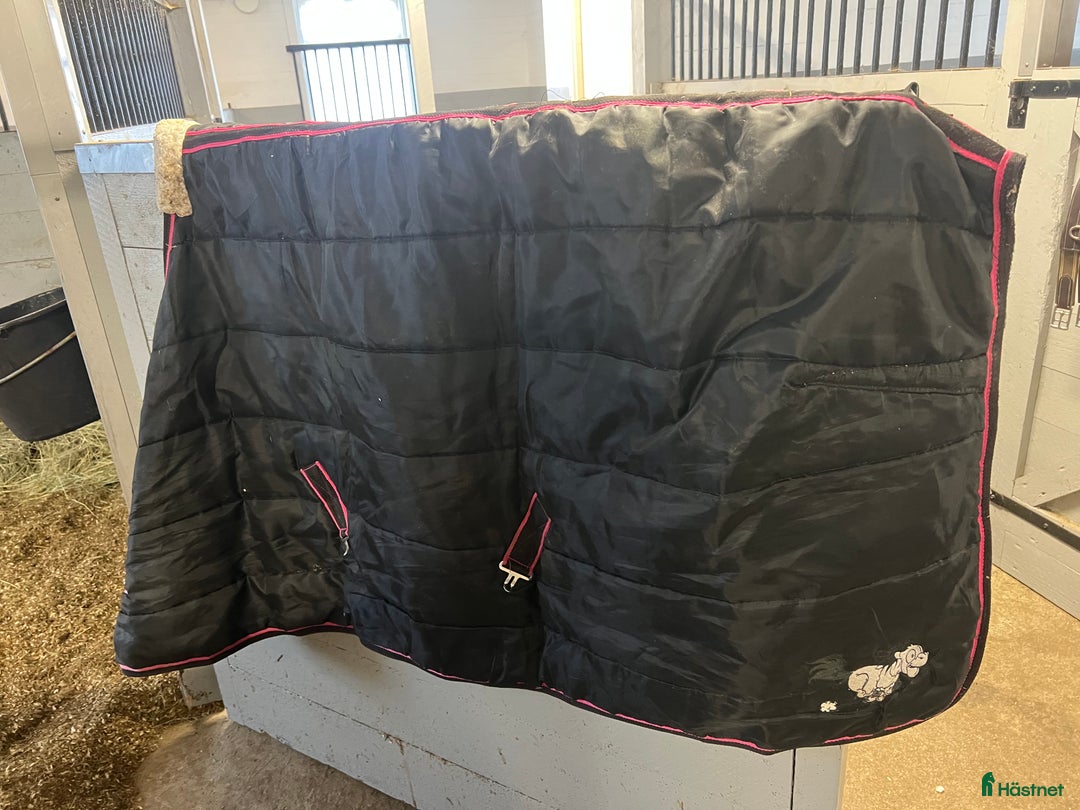 Täcken hästutrustning till salu: Stall/fleece i Växjö - Annons 3