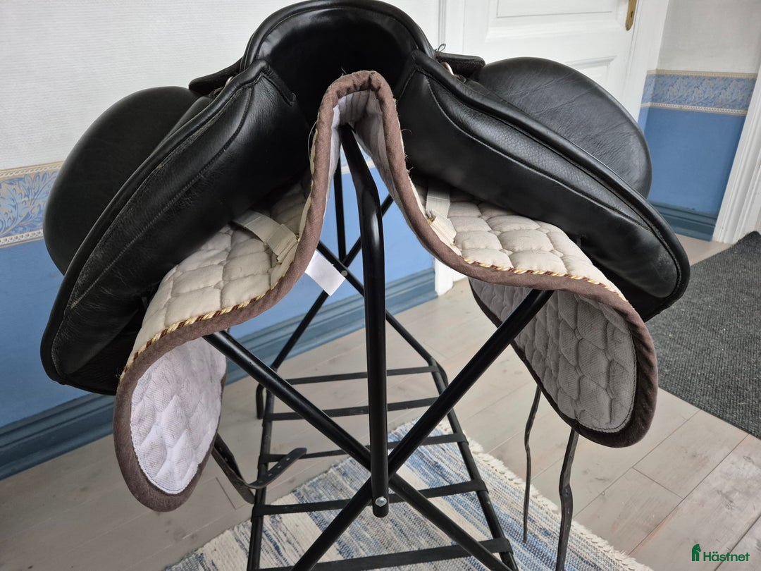 Sadlar hästutrustning till salu: Dressyrsadel i fint skick  i Skultuna - Annons 2