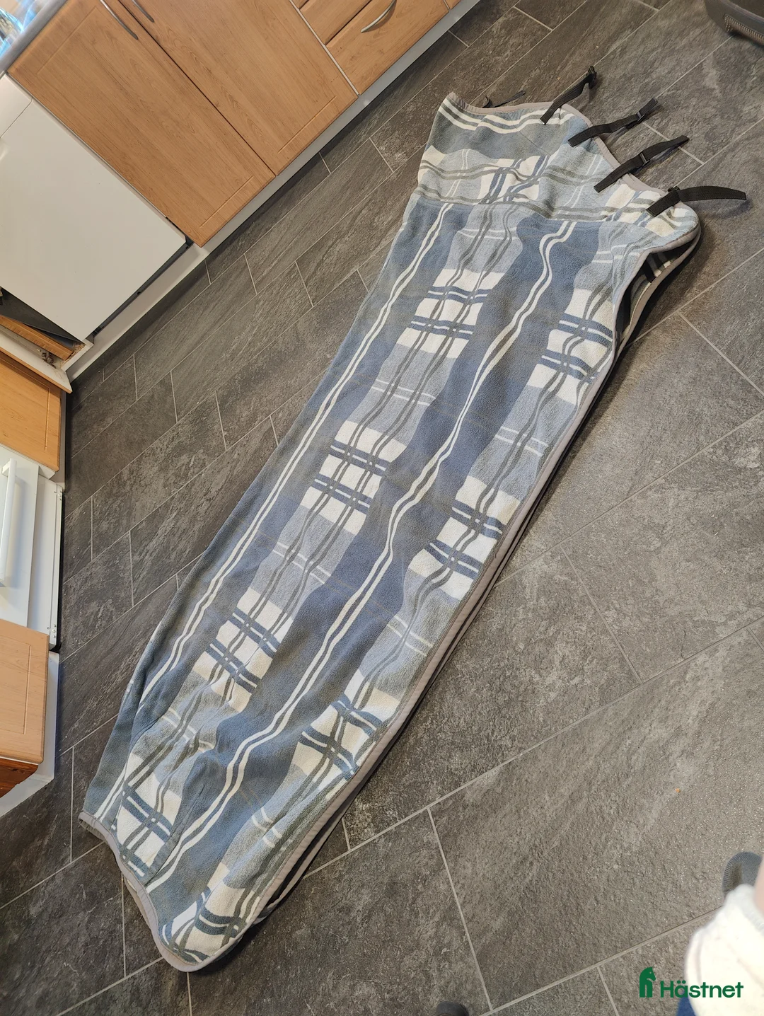 Täcken hästutrustning till salu: Fleecetäcke med hel hals i Ängelholm - Annons 1