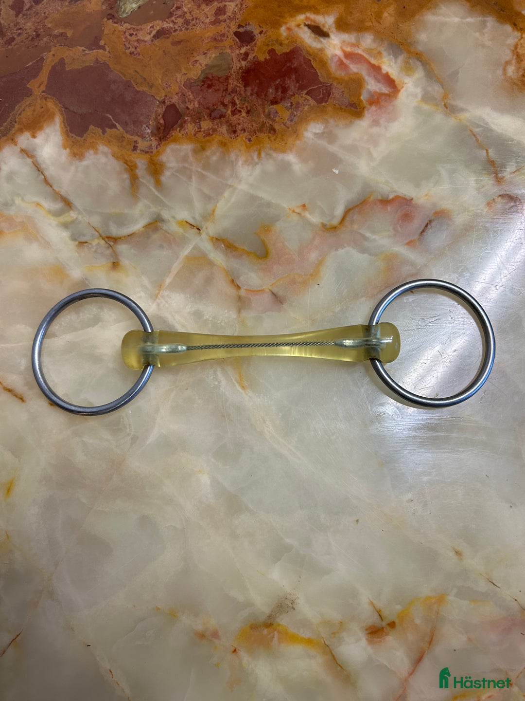 Bett hästutrustning till salu: Gummibett med säkerhetstråd. i Hällekis - Annons 1