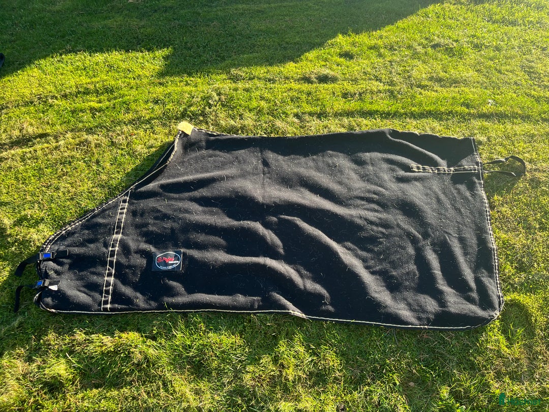 Täcken hästutrustning till salu: Fleecetäcke 135 i Piteå - Annons 1