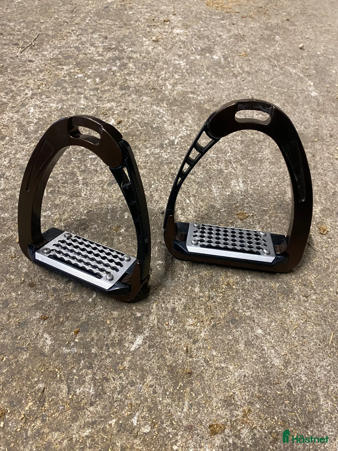 Stigbyglar hästutrustning till salu: Bruna Acavallo stigbyglar - Annons 1