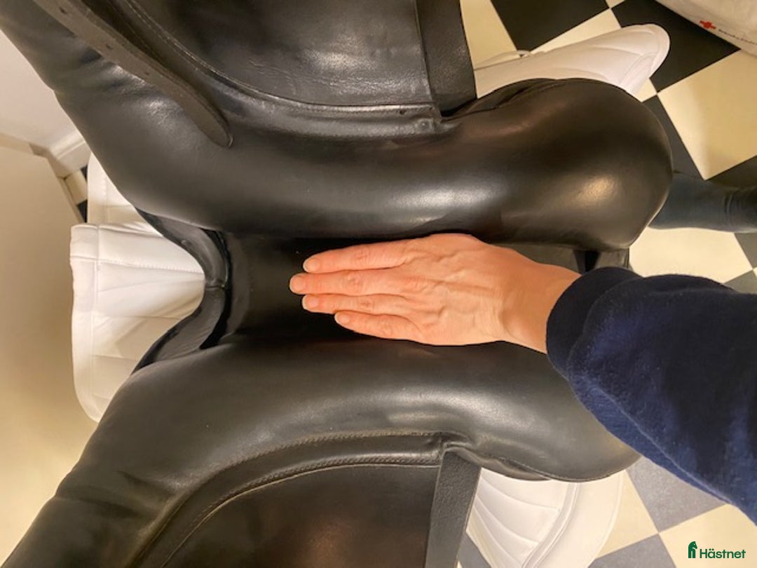 Sadlar hästutrustning till salu: Crown Ideal Jessica dressyrsadel 17 tum vid bom i Årsta - Annons 5