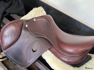 Sadlar hästutrustning till salu: Tech 1 hoppsadel nästintill ny i Vintrosa - Annons 1