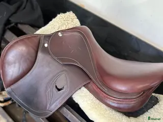 Sadlar hästutrustning till salu: Tech 1 hoppsadel nästintill ny i Vintrosa - Annons 1