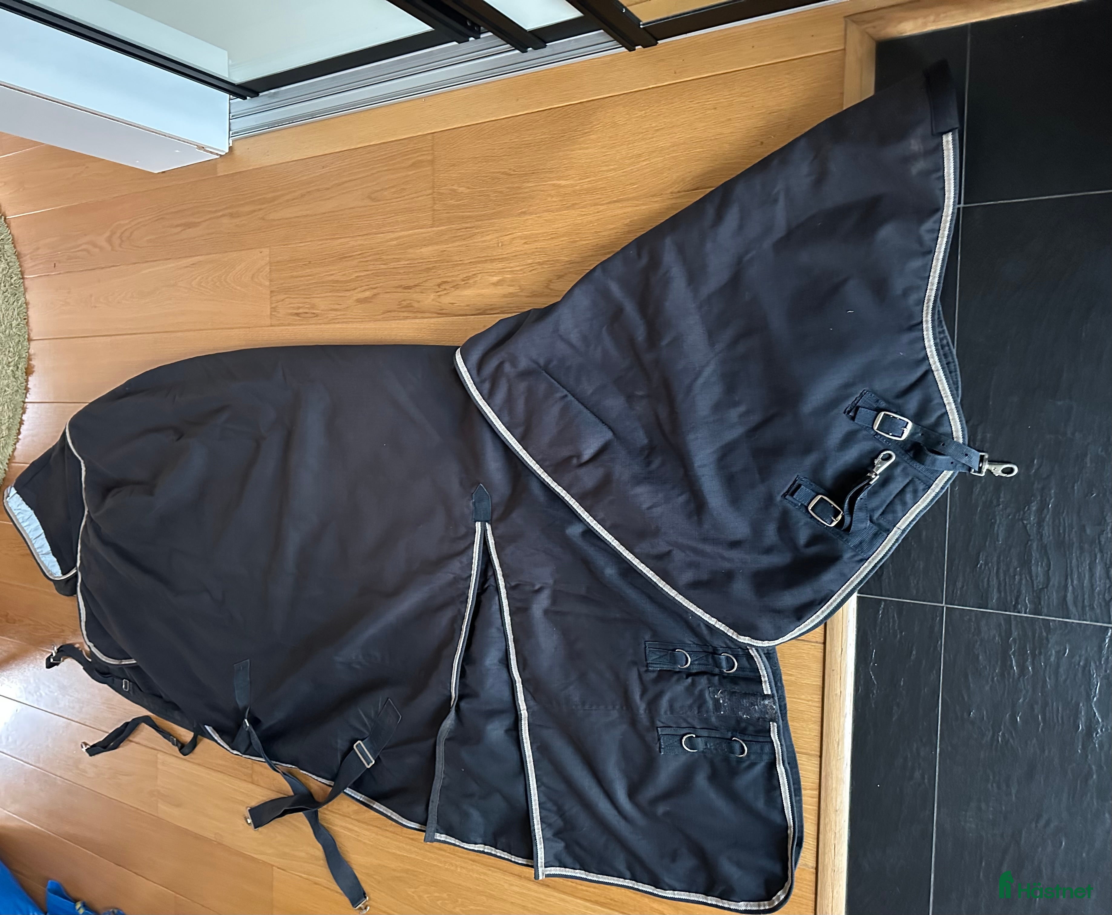 Täcken hästutrustning Vintertäcke avtagbar hals 400g i Perstorp - Annons 21