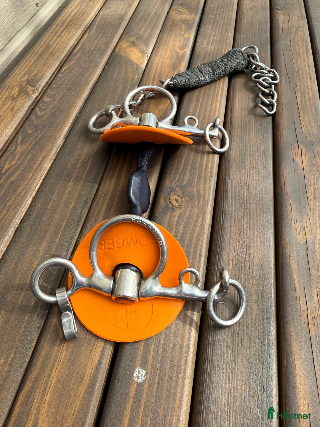 Bett hästutrustning till salu: Bombers bett med god kontakt i Saltsjö-Boo - Annons 1