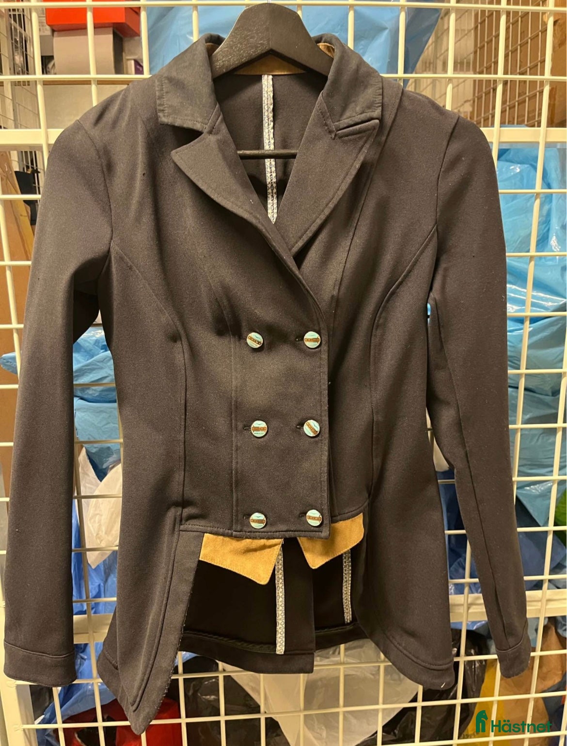 Jackor & Kavajer ryttarutrustning till salu: Animo frackett i Göteborg - Annons 21