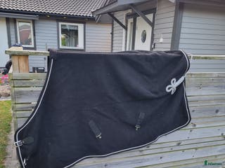 Täcken hästutrustning till salu: Ulltäcke med fina detaljer i Tvååker - Annons 13