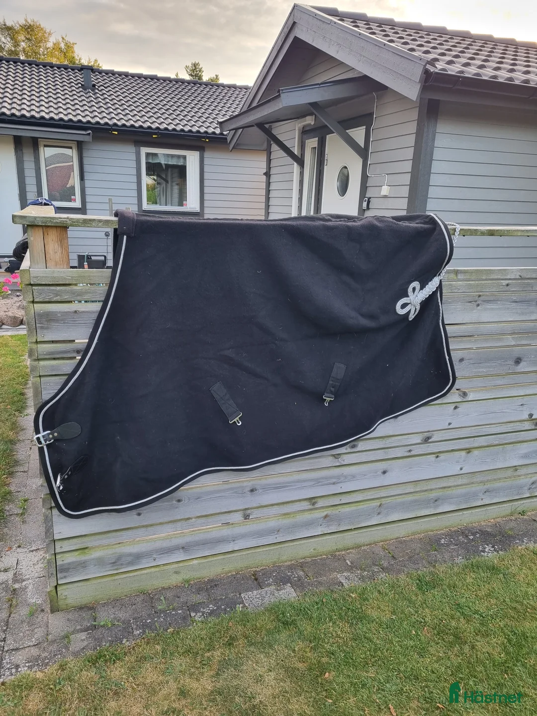 Täcken hästutrustning till salu: Ulltäcke med fina detaljer i Tvååker - Annons 1