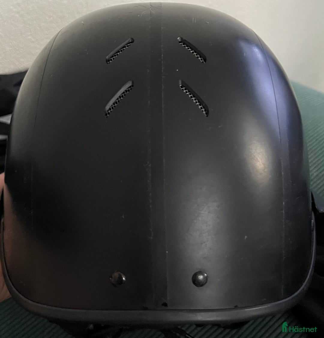 Hjälmar ryttarutrustning till salu: Charles Owen hjälm med solskärm. i Flyinge - Annons 3