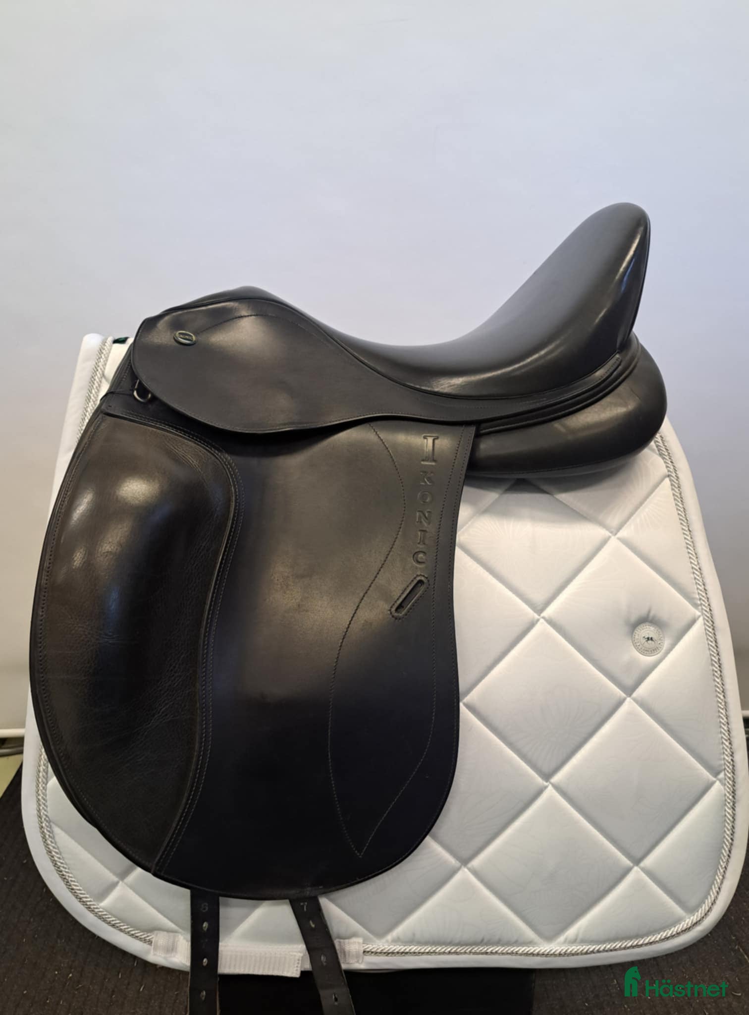 Sadlar hästutrustning till salu: Ikonic dressyrsadel i Färnäs - Annons 13