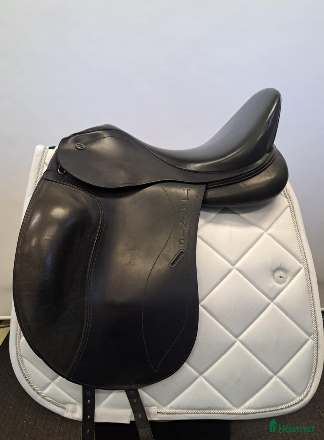 Sadlar hästutrustning till salu: Ikonic dressyrsadel i Färnäs - Annons 1