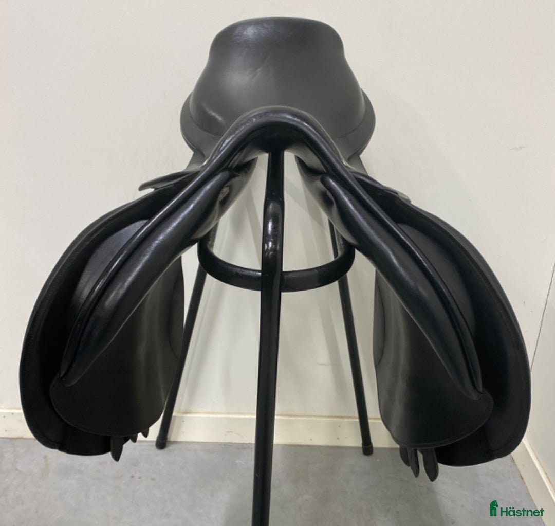 Sadlar hästutrustning till salu: Frank Baines hoppsadel i Knivsta - Annons 6