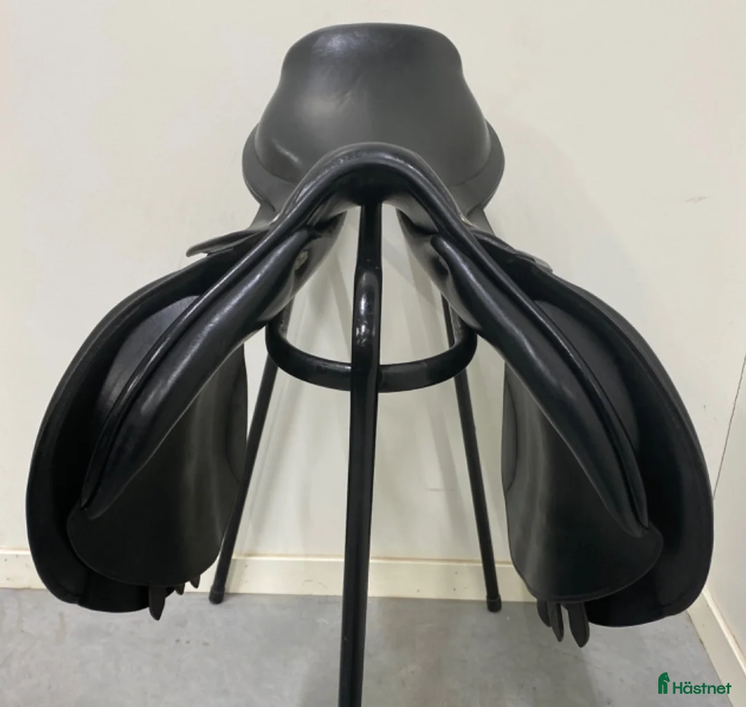 Sadlar hästutrustning till salu: Frank Baines hoppsadel i Knivsta - Annons 6