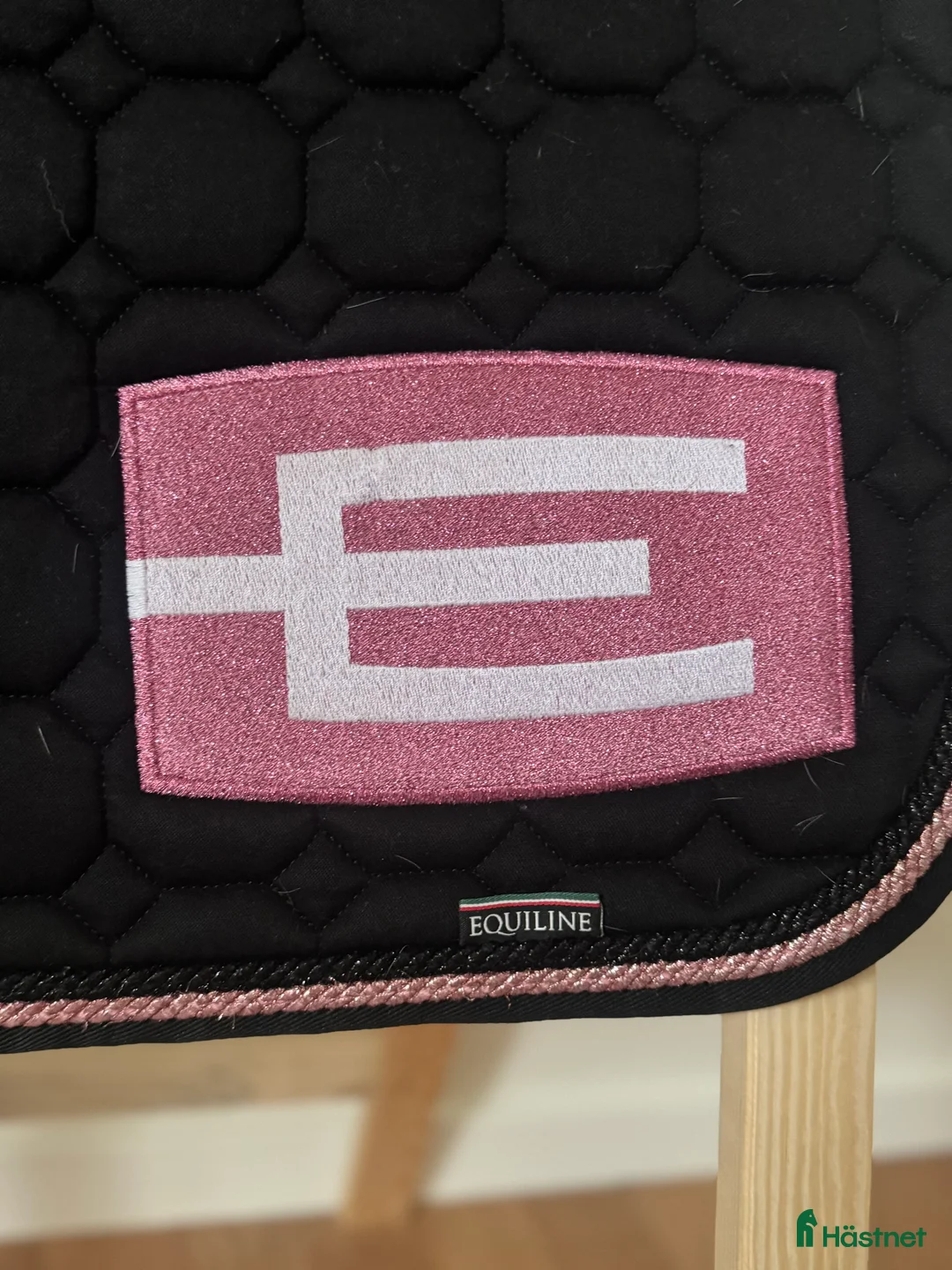 Schabrak & Vojlockar hästutrustning till salu: E-loggan sett i glitter rosa  i Munka-ljungby - Annons 2