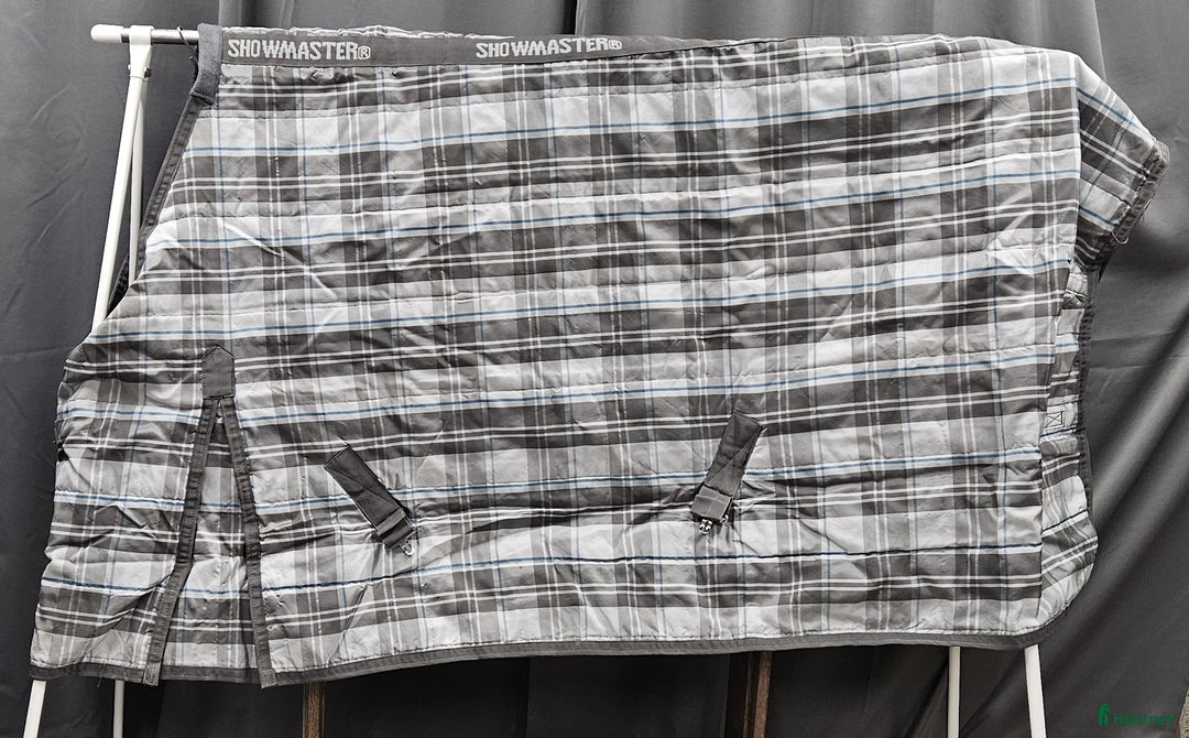 Täcken hästutrustning till salu: Stalltäcke, 155 cm, Showmaster i Gällivare - Annons 1