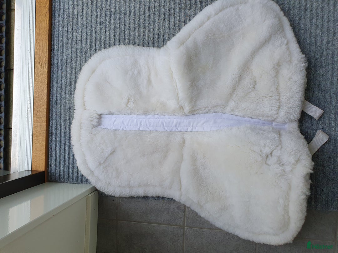 Sadeltillbehör hästutrustning till salu: Fårskinnspadd vit i Helsingborg - Annons 2