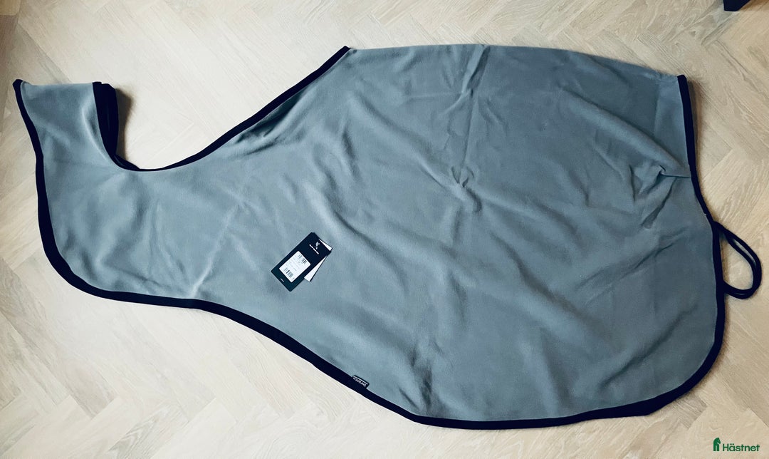 Täcken hästutrustning till salu: Oanvänt Equiline ländtäcke i Stockholm - Annons 1