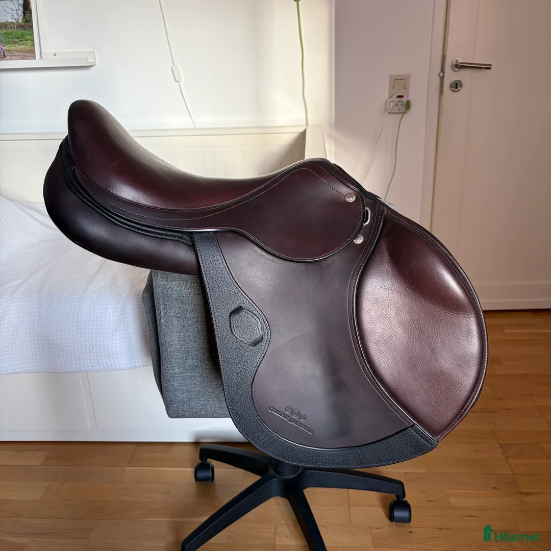 Sadlar hästutrustning till salu: Colbert Brothers hoppsadel i nyskick i Stockholm - Annons 2