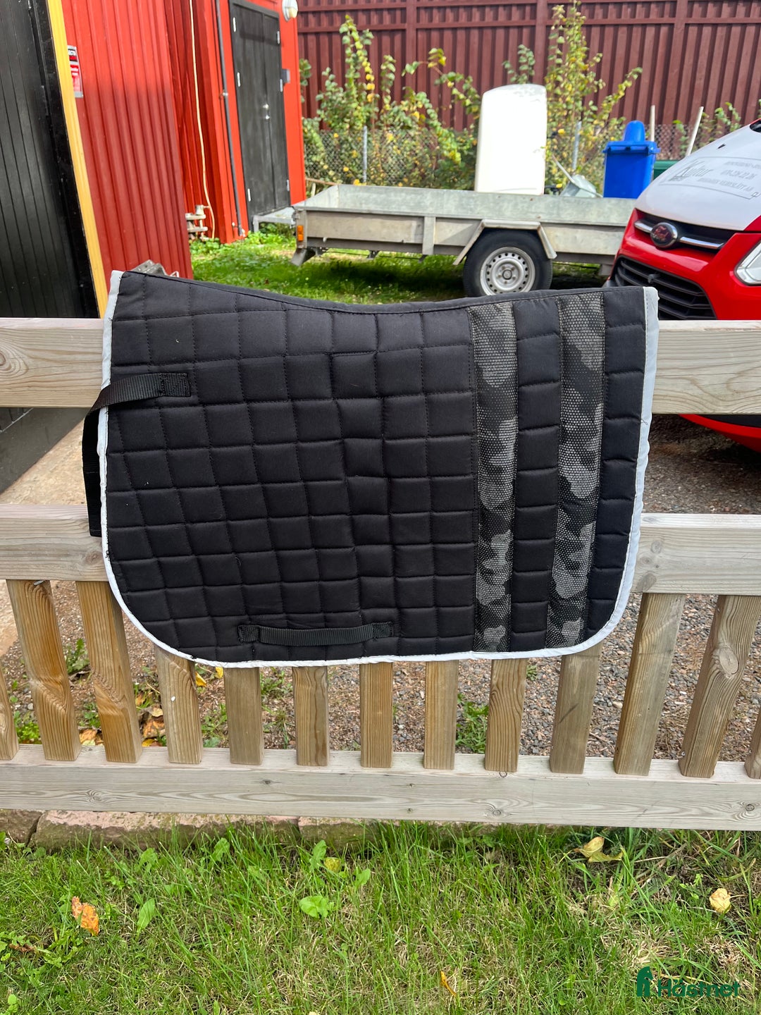 Schabrak & Vojlockar hästutrustning till salu: Svart dressyr scabrak med militär ränder  i Vejbystrand - Annons 2