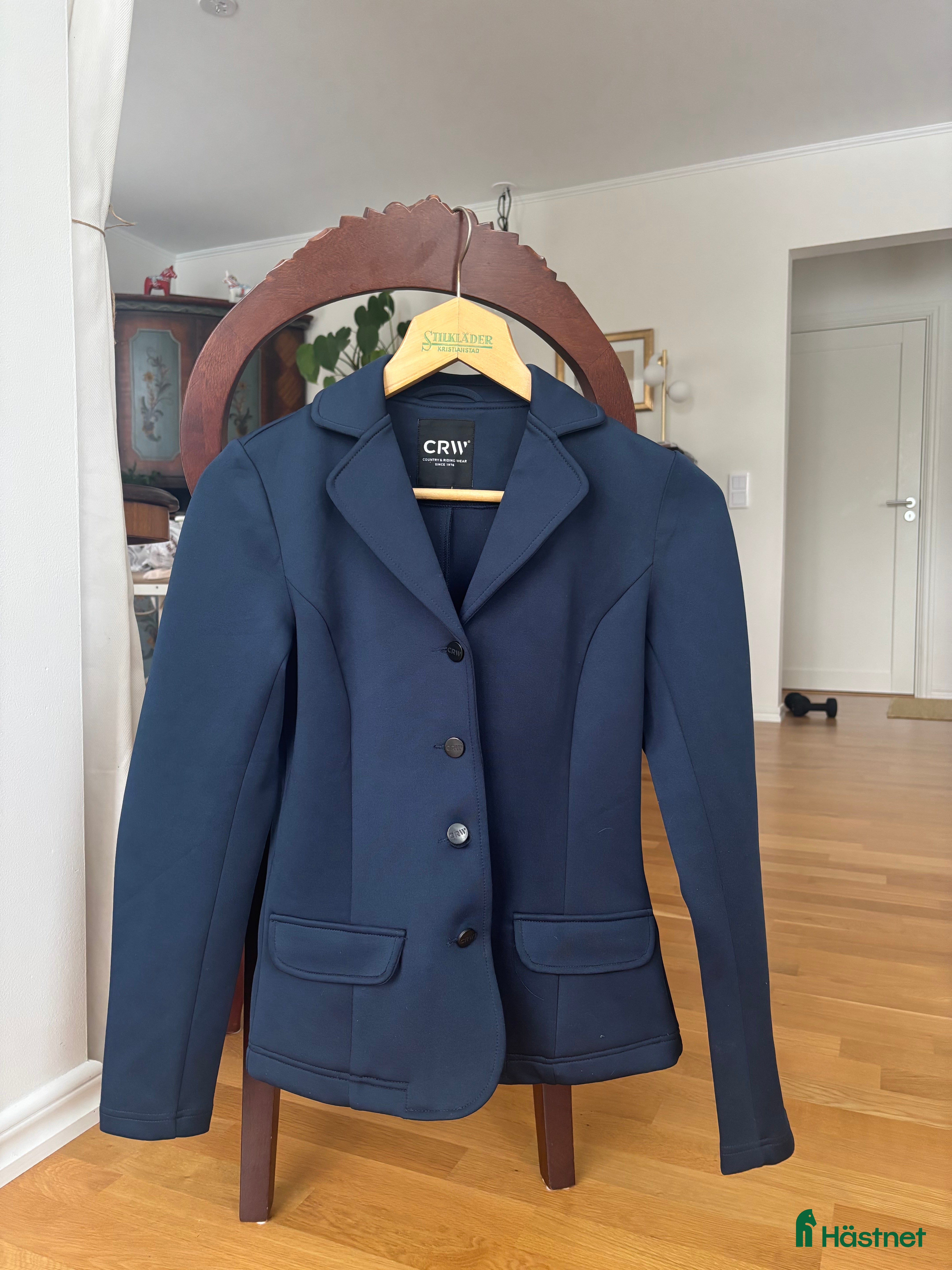Jackor & Kavajer ryttarutrustning till salu: Säljer CRW blå kavaj i Järna - Annons 1
