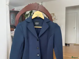 Jackor & Kavajer ryttarutrustning till salu: Säljer CRW blå kavaj i Järna - Annons 1