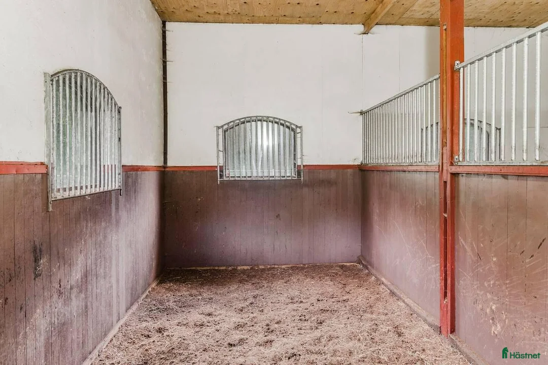 Stallinredning, stängsel & gård övrig utrustning till salu: Myrby delbara ytterboxdörrar, samt boxinredning i Töreboda - Annons 2