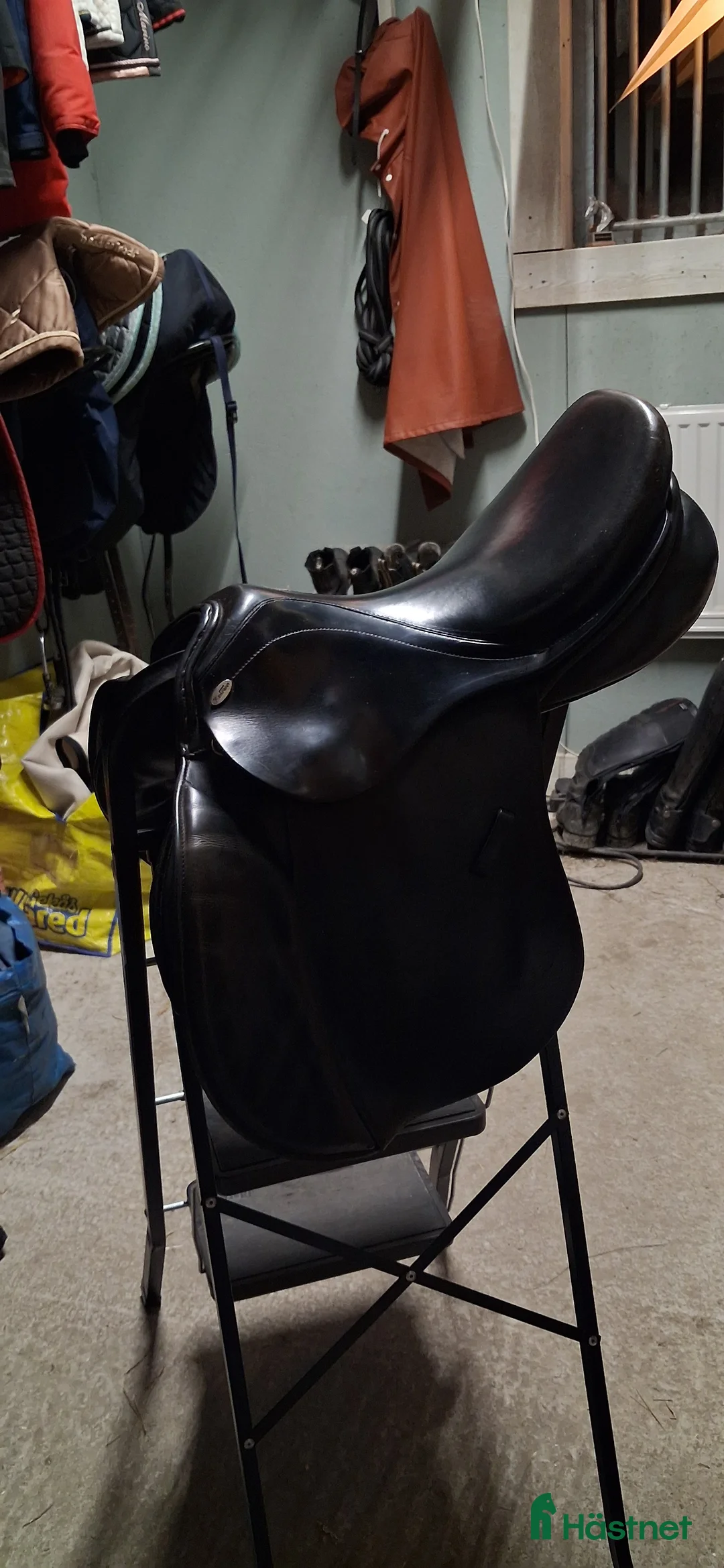 Sadlar hästutrustning till salu: Svart Kentaur Allround sadel - Annons 1