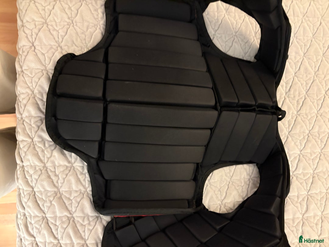 Säkerhetsvästar ryttarutrustning till salu: CRW svart junior väst klassisk i Stockholm - Annons 2