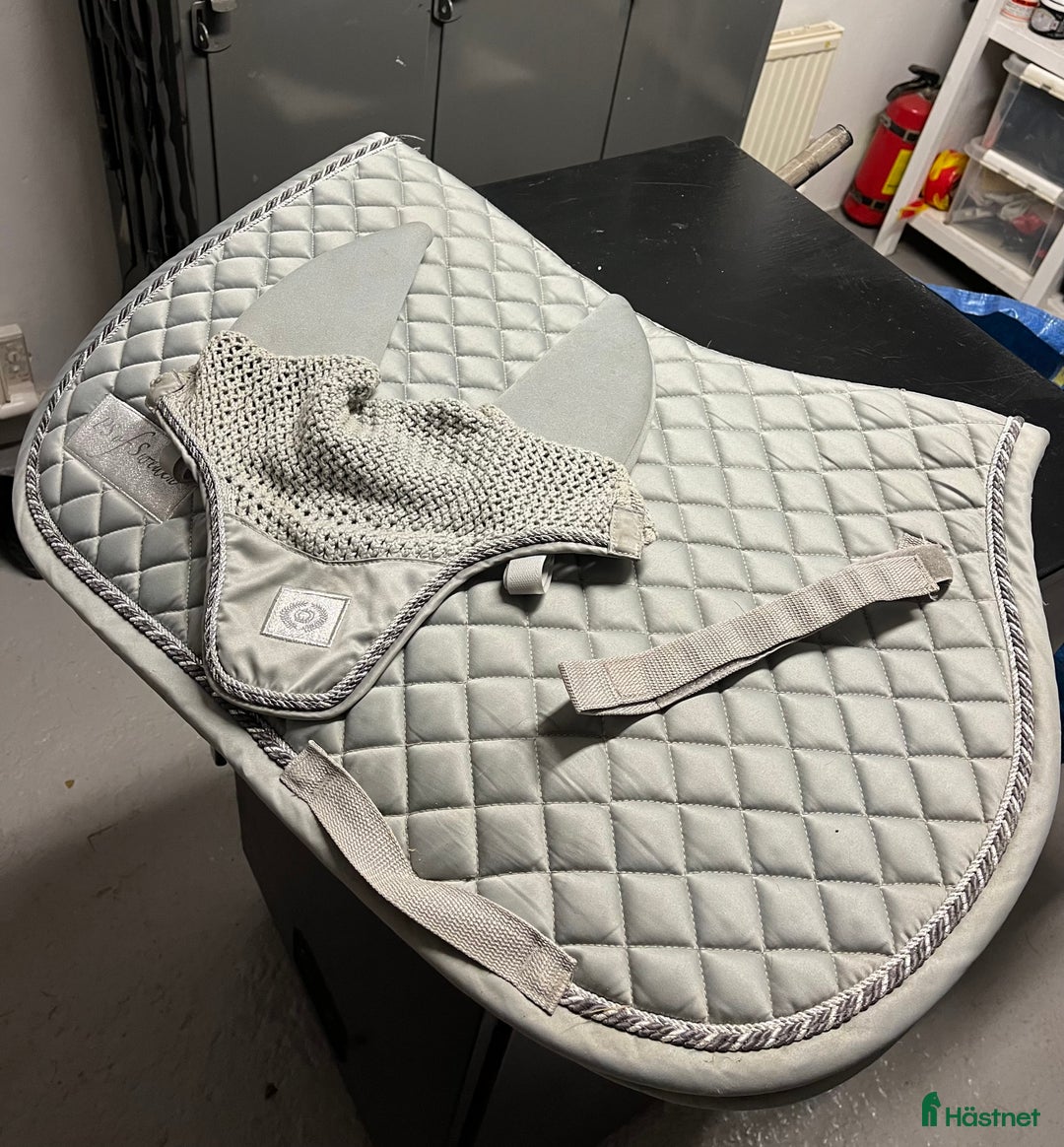 Sadeltillbehör hästutrustning till salu: 2 st ES schabrak säljes! i Ödsmål - Annons 2