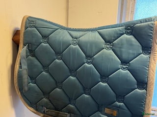 Schabrak & Vojlockar hästutrustning till salu: Blått Equestrian Stockholm schabrak i Helsingborg - Annons 9