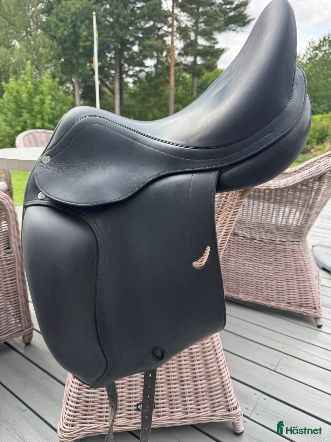 Sadlar hästutrustning till salu: Dressyrsadel, Equipe Emporio 16 tum, bombredd M i Ekerö - Annons 1