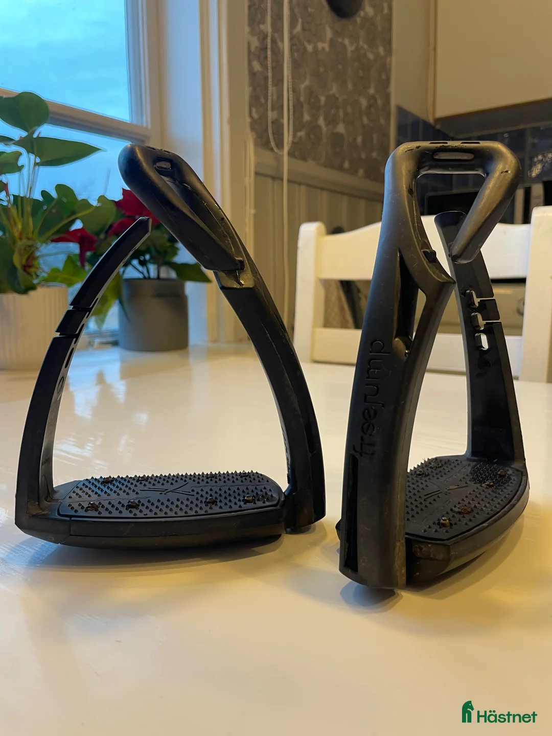 Stigbyglar hästutrustning till salu: Freejump stigbyglar säljes - Annons 1