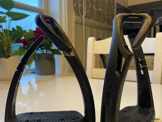 Stigbyglar hästutrustning Freejump stigbyglar säljes - Annons 1