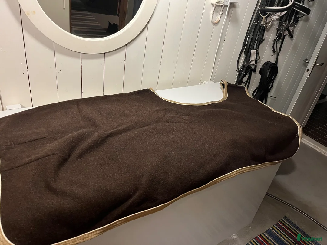 Täcken hästutrustning till salu: Ridtäcke från Mias i ull - Annons 2