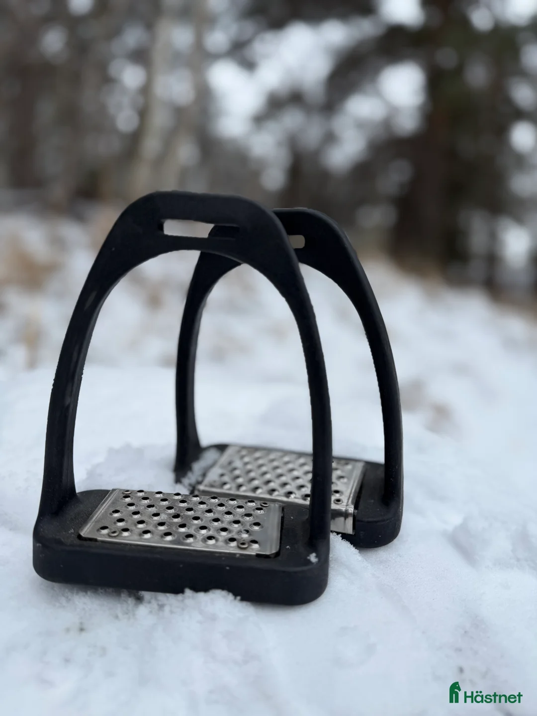 Stigbyglar hästutrustning till salu: 2 par stigbyglar i Värmdö - Annons 1