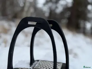 Stigbyglar hästutrustning 2 par stigbyglar i Värmdö - Annons 2