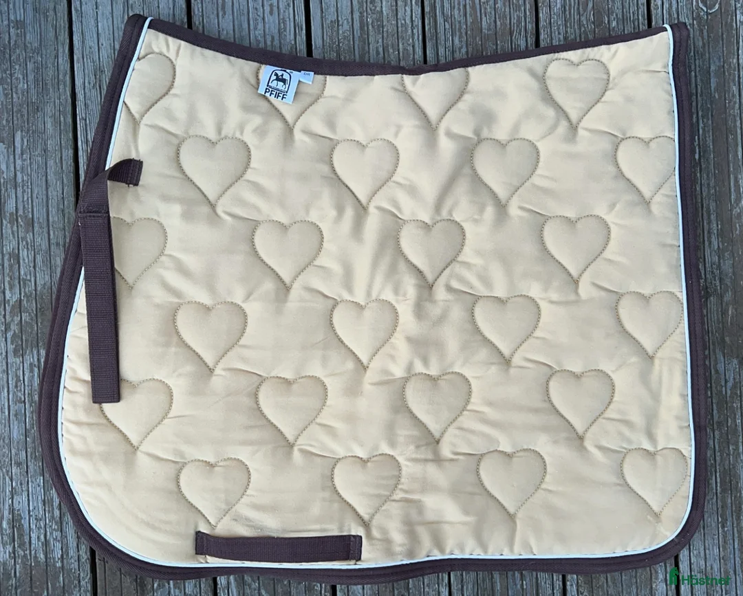 Schabrak & Vojlockar hästutrustning till salu: Pfiff schabrak med hjärtan i Vallentuna - Annons 1