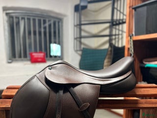 Sadlar hästutrustning till salu: Brun Arena Jump 17’ hoppsadel i Långaryd - Annons 1