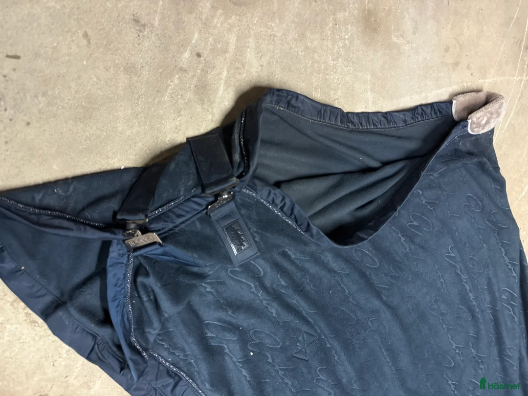 Täcken hästutrustning till salu: Eskadron fleecetäcke i Adelsö - Annons 3