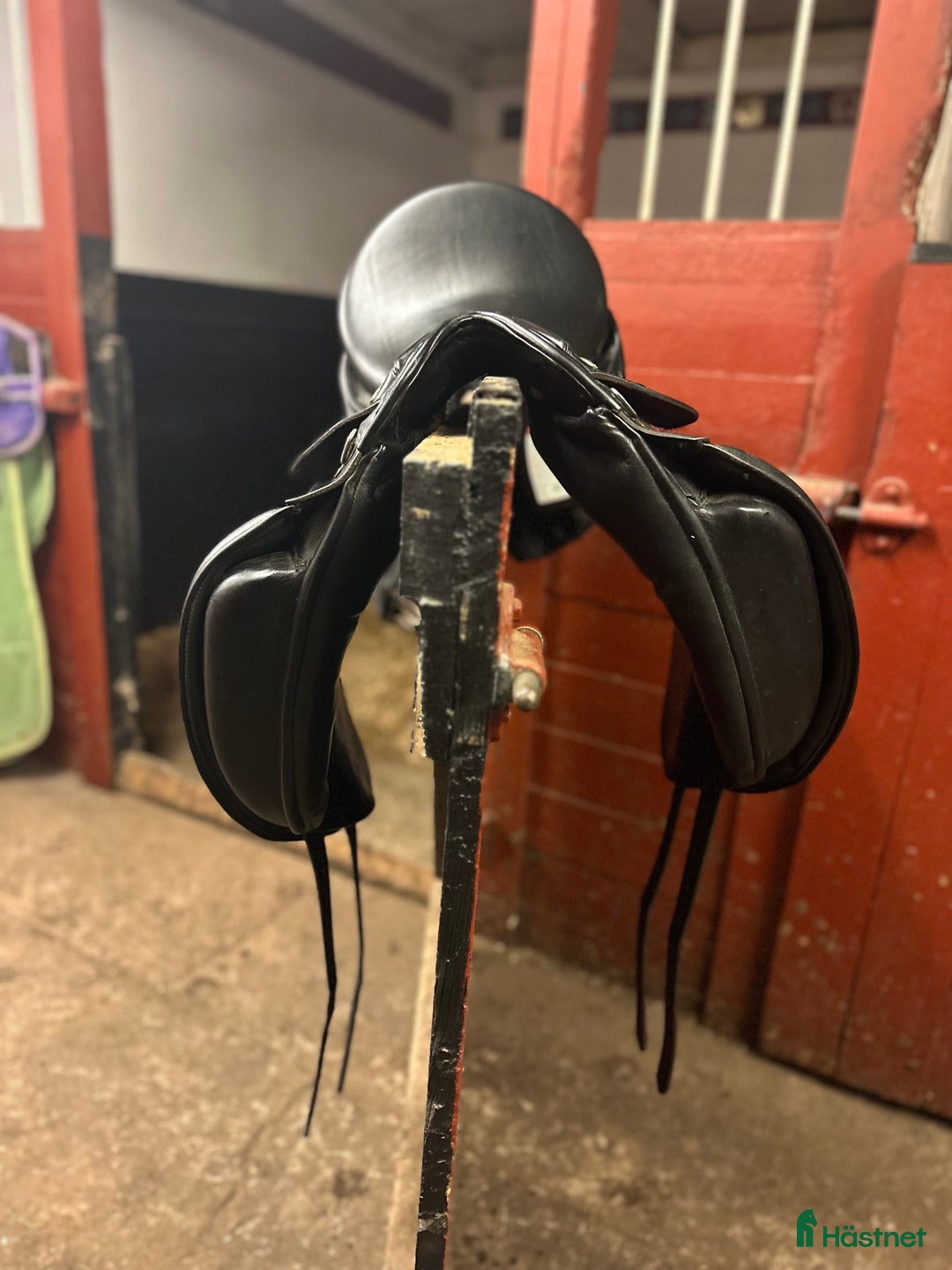 Sadlar hästutrustning till salu: Fin välvårdad sadel till ett bra pris i Skara - Annons 3