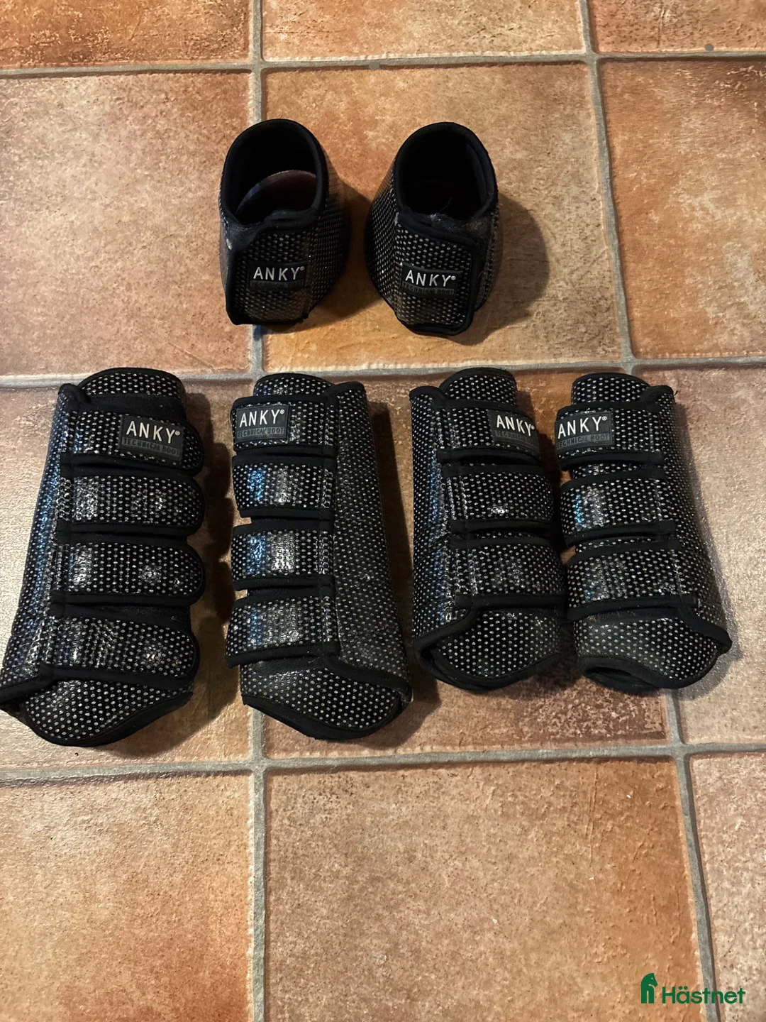 Benskydd hästutrustning till salu: Häftiga benskydd med boots från Anky - shiny black - Annons 1