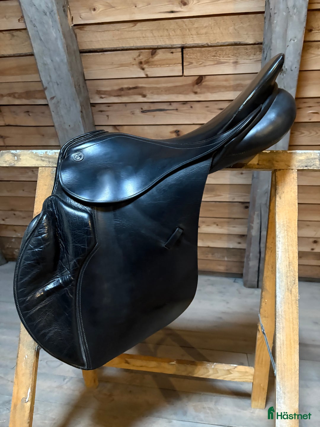 Sadlar hästutrustning till salu: Kiefer hoppsadel – nystoppad, ca 17” i Lund - Annons 1